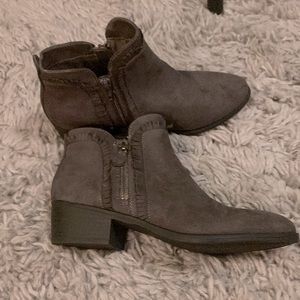 Mia size 8 women’s booties. Army green color , never worn.